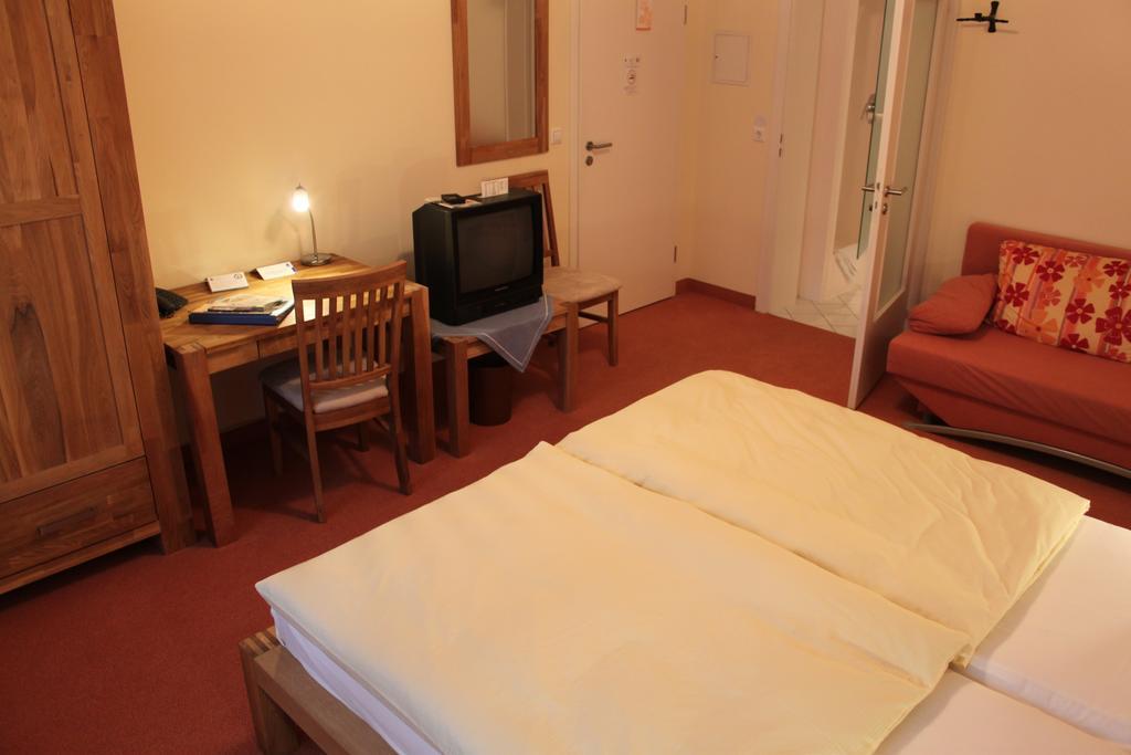 Hotel-Gasthof Die Post Brennerei Frankenhoehe Schillingsfürst Стая снимка