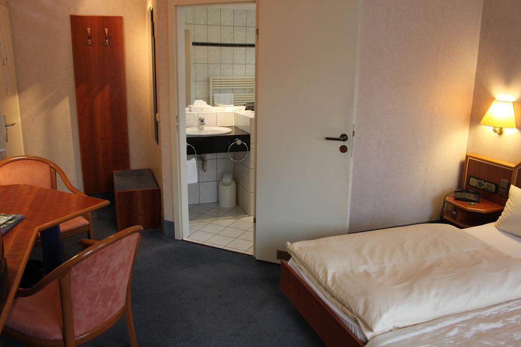 Hotel-Gasthof Die Post Brennerei Frankenhoehe Schillingsfürst Стая снимка