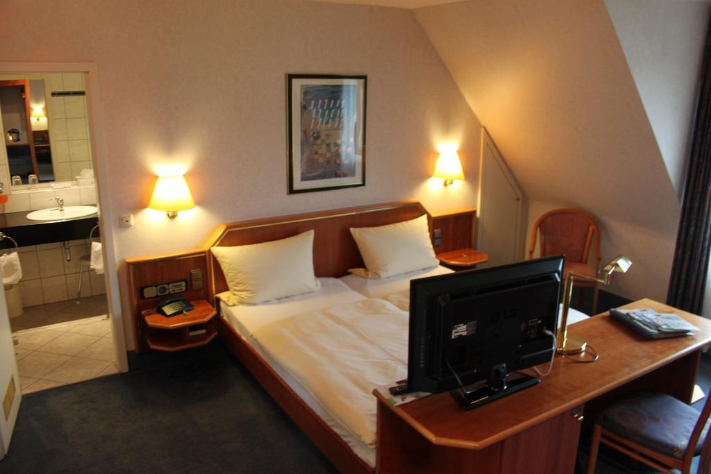 Hotel-Gasthof Die Post Brennerei Frankenhoehe Schillingsfürst Стая снимка