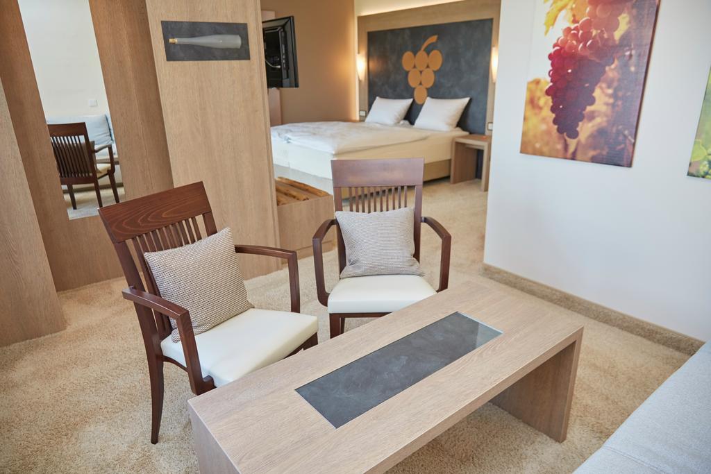 Hotel-Gasthof Die Post Brennerei Frankenhoehe Schillingsfürst Екстериор снимка
